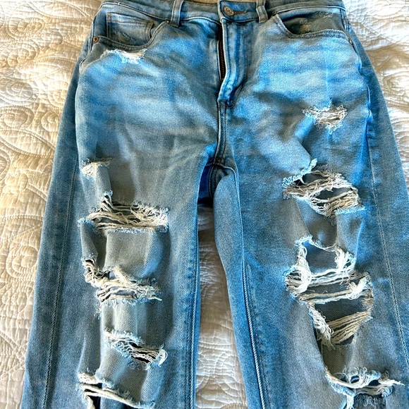 American Eagle high-waisted ripped mom jeans (SIZE 2 SHORT) - Picture 4 of 5